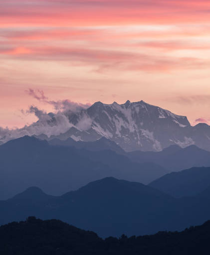 Moutains infront of a pink sky